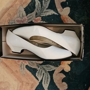 Basic Editions White leather Kitten heel